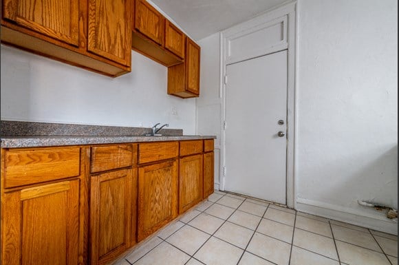 Chicago Apartments for rent in Grand Crossing | 7145 S Indiana Kitchen